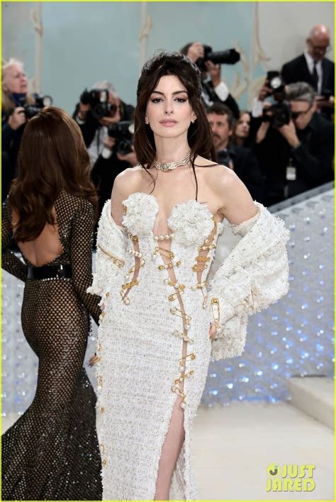 Anne Hathaway met gala looks